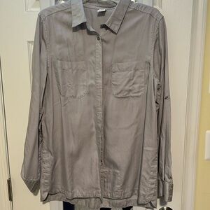 Scottevest Women’s long sleeve with zip pockets and vented sides.